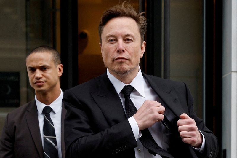© Reuters.  FILE PHOTO: Tesla CEO Elon Musk and his security detail leave the company's local office in Washington, U.S. January 27, 2023. REUTERS/Jonathan Ernst//File Photo