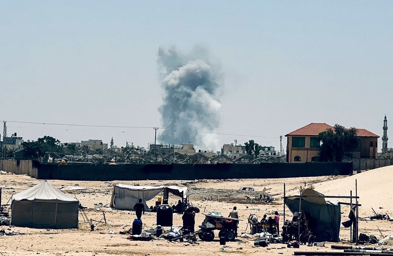&copy; Reuters. Sale il fumo dopo gli attacchi israeliani a Rafah, nel sud della Striscia di Gaza, 3 giugno 2024. REUTERS/Muath Al Hams/File Photo