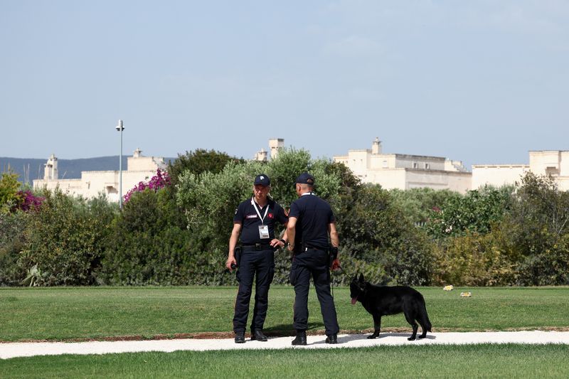 &copy; Reuters. Membri dell'Arma dei carabinieri di Savelletri pattugliano il resort di Borgo Egnazia durante il primo giorno del vertice del G7, 13 giugno 2024. REUTERS/Guglielmo Mangiapane