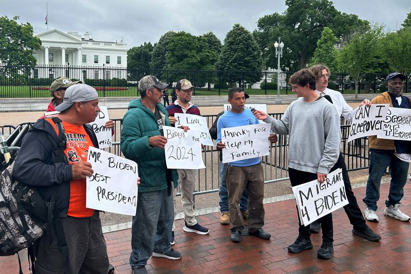 © Reuters. FILE PHOTO: YouTube influencer Nick Shirley speaks with a day laborer Elpidio Matute as Shirley and Brandon Buckingham stage a protest in front of the White House in Washington, U.S., May 15, 2024.    REUTERS/Ted Hesson/File Photo