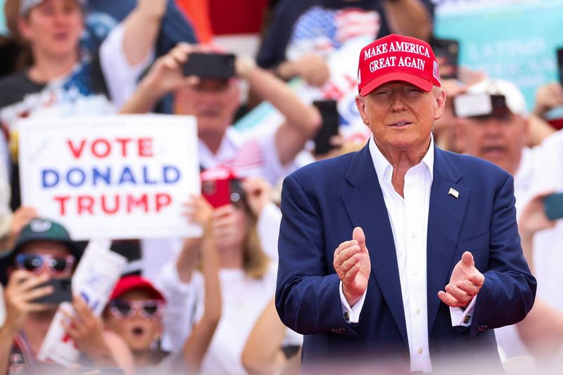 © Reuters. FILE PHOTO: Republican presidential candidate and former U.S. President Donald Trump gestures during a campaign event, in Las Vegas, Nevada, U.S. June 9, 2024. REUTERS/Brendan McDermid/File Photo