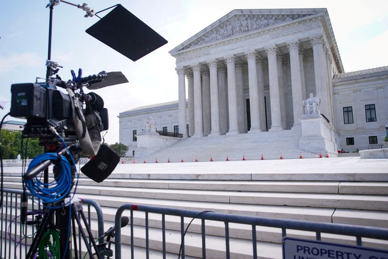 &copy; Reuters. FILE PHOTO: The Supreme Court building is seen ahead of Monday rulings on payments to student athletes in Washington, U.S., June 21, 2021. REUTERS/Sarah Silbiger/File Photo