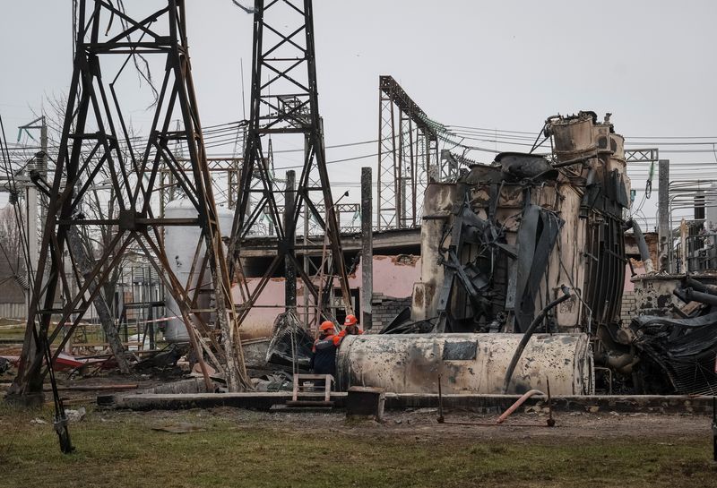 &copy; Reuters. FILE PHOTO: A view shows a high-voltage substation of Ukrenergo damaged by a Russian military strike, amid Russia's attack on Ukraine, in an undisclosed location in central Ukraine November 10, 2022. REUTERS/Gleb Garanich/File Photo