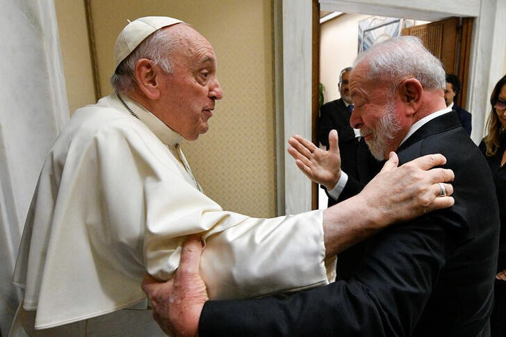 &copy; Reuters. Papa Francisco e Lula no Vaticanon 21/6/2023   Divulgação via REUTERS
