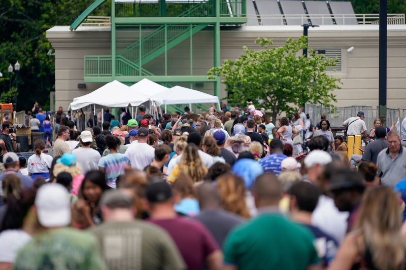 &copy; Reuters. Thousands line up outside a temporary unemployment office established by the Kentucky Labor Cabinet at the State Capitol Annex in Frankfort, Kentucky, U.S. June 17, 2020. REUTERS/Bryan Woolston/File Photo