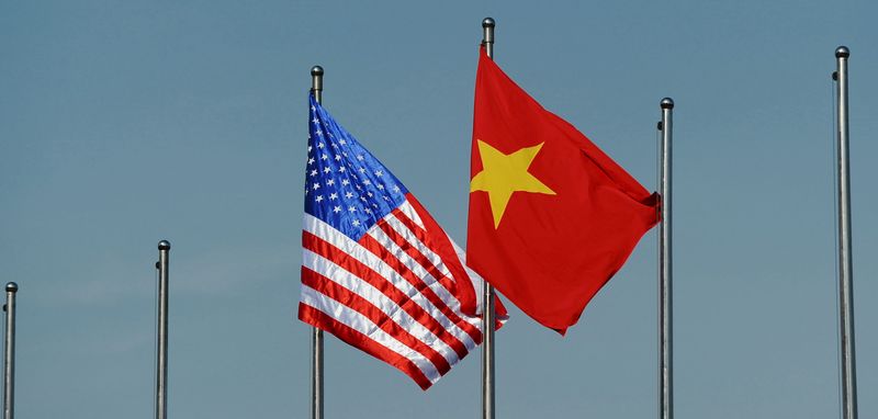 © Reuters. FILE PHOTO: The U.S. flag (L) flutters next to the Vietnamese flag during a welcoming ceremony for U.S. Defense Secretary Ash Carter (not pictured) at the Defense Ministry in Hanoi, Vietnam June 1, 2015. Carter discussed his call for an end to island-building in the South China Sea in talks on Monday with his Vietnamese counterpart, who said Vietnam had not expanded its islands but had done work to prevent wave erosion. REUTERS/Hoang Dinh Nam/Pool/File Photo