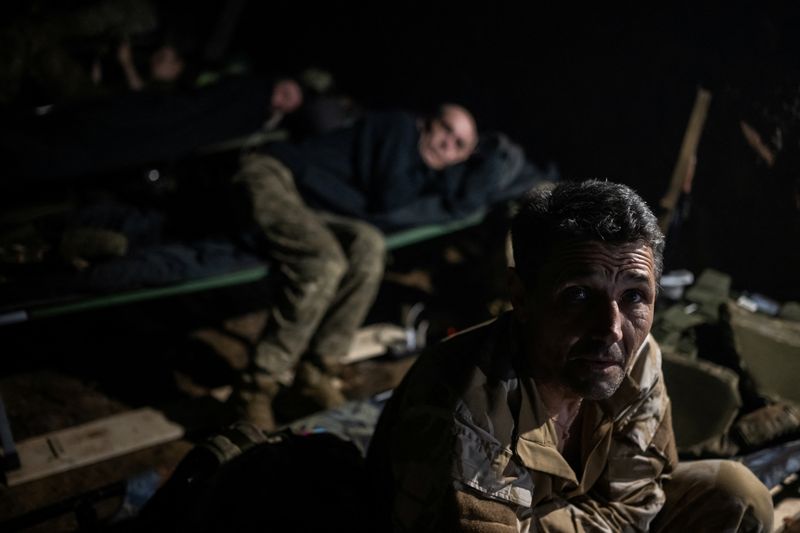 © Reuters. Artillerymen of the 42nd Separate Mechanized Brigade of the Armed Forces of Ukraine rest inside a dugout, amid Russia's attack on Ukraine, on the front line, near the town of Vovchansk in the Kharkiv region, June 12, 2024. REUTERS/Viacheslav Ratynskyi