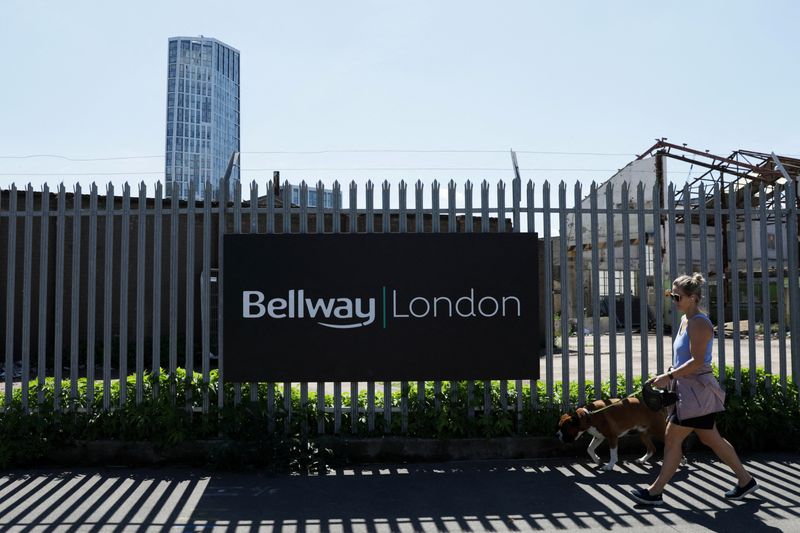 © Reuters. FILE PHOTO: A Bellway sign is seen at a housing construction site in London, Britain, August 9, 2023. REUTERS/Alishia Abodunde/File Photo