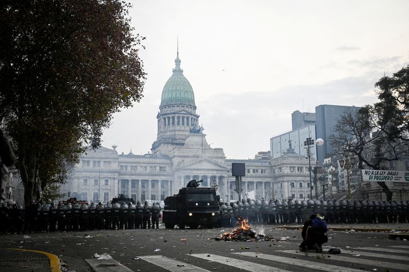 &copy; Reuters. FILE PHOTO: Law enforcement officers stand guard outside the National Congress, on the day senators debate Argentina's President Javier Milei's economic reform bill, known as the "omnibus bill", in Buenos Aires, Argentina, June 12, 2024. REUTERS/Mariana N