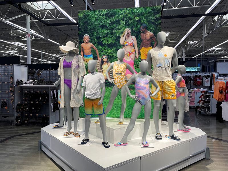 &copy; Reuters. Manequins em loja do Walmart em Nova Jersey, EUAn7/6/2023 REUTERS/Siddharth Cavale/Arquivo