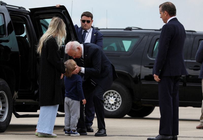 &copy; Reuters. O presidente dos EUA, Joe Biden, abraça o neto, Beau Biden, enquanto sua nora, Melissa Cohen Biden, e seu filho, Hunter Biden, ao chegar à Base Aérea da Guarda Nacional de Delaware em New Castle, Delaware, EUAn11/06/2024nREUTERS/Anna Rose Layden       