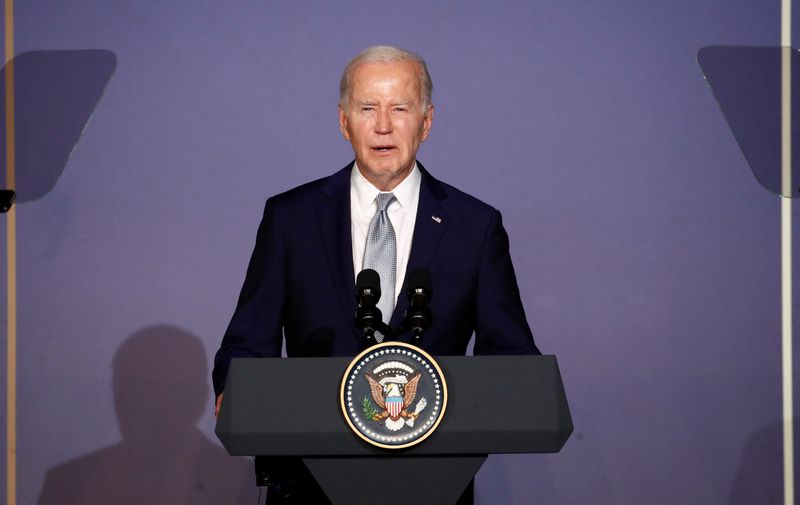 &copy; Reuters. O presidente dos EUA, Joe Biden, em coletiva de imprensa ao lado do presidente ucraniano, Volodymyr Zelenskiy, após reunião bilateral à margem da cimeira do G7, em Fasano, Itálian13/06/2024nREUTERS/Alessandro Garofalo