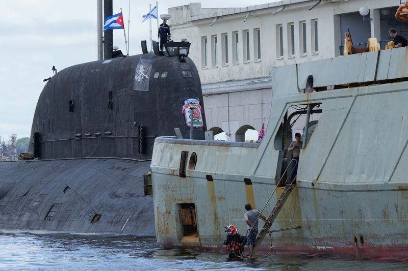 © Reuters. A diver works from the Russian tug boat Nikolay Chiker, docked beside nuclear-powered cruise missile submarine Kazan at the Havana's bay, Cuba, June 13, 2024. REUTERS/Alexandre Meneghini