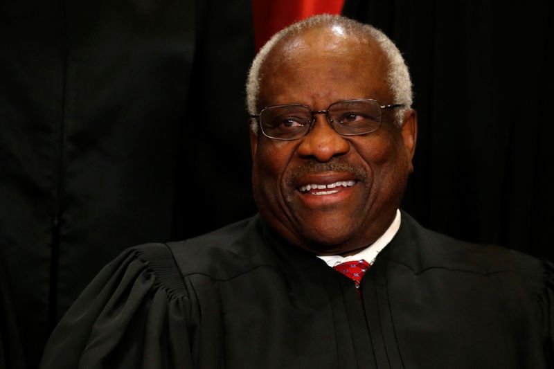 © Reuters. U.S. Supreme Court Justice Clarence Thomas participates in taking a new family photo with his fellow justices at the Supreme Court building in Washington, D.C., U.S., June 1, 2017. REUTERS/Jonathan Ernst/File Photo