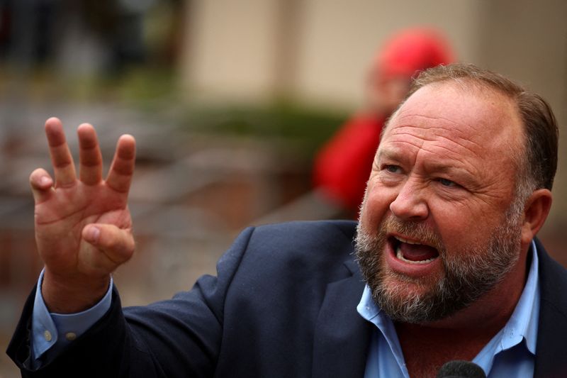 © Reuters. FILE PHOTO: Infowars founder Alex Jones speaks to the media after appearing at his Sandy Hook defamation trial at Connecticut Superior Court in Waterbury, Connecticut, U.S., October 4, 2022. REUTERS/Mike Segar/File Photo