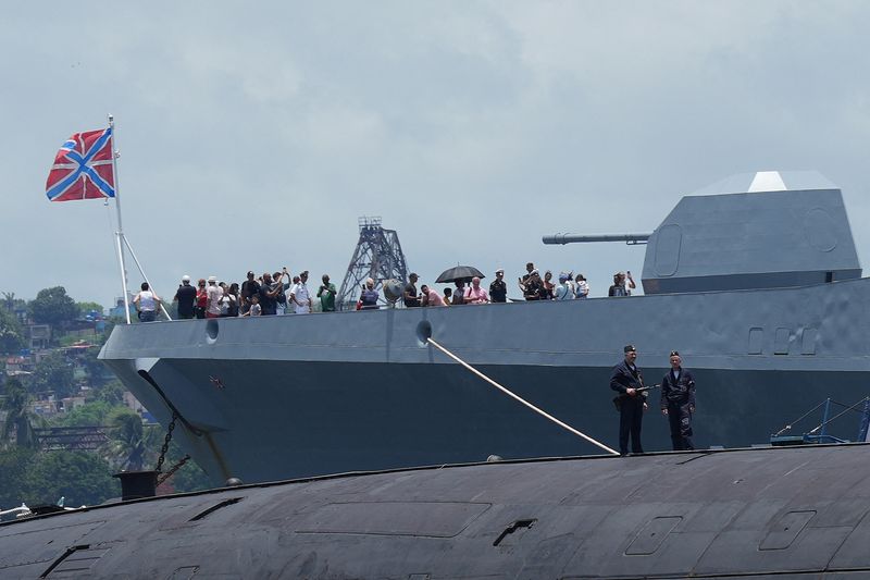 &copy; Reuters. Pessoas visitam a fragata russa Almirante Gorshkov, atracada na baía de Havana, Cuban13/06/2024nREUTERS/Alexandre Meneghini