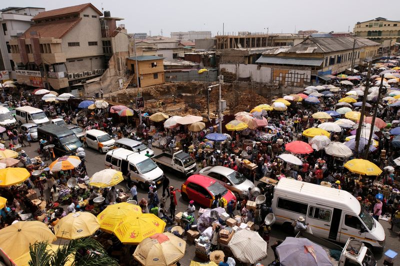 &copy; Reuters. FILE PHOTO: FILE PHOTO: A general view of the Makola market, one of the country's largest trading centres in Accra, Ghana March 26, 2022. Picture taken March 26, 2022. REUTERS/Francis Kokoroko/File Photo/File Photo