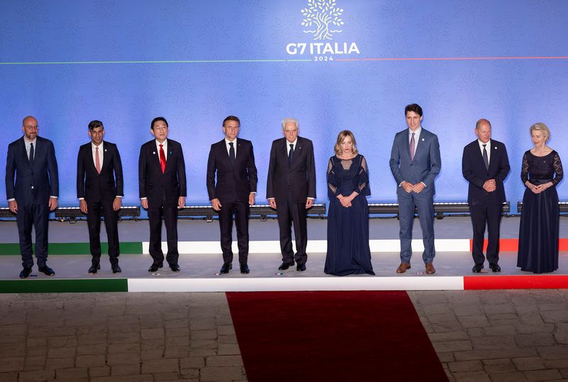 © Reuters. British Prime Minister Rishi Sunak, Canadian Prime Minister Justin Trudeau, French President Emmanuel Macron, German Chancellor Olaf Scholz, Italian Prime Minister Giorgia Meloni, Japanese Prime Minister Fumio Kishida, Italian President Sergio Mattarella, European Commission President Ursula von der Leyen and European Council President Charles Michel pose for a family photo as theyarrive to attend a dinner at Swabian Castle in Brindisi, Italy, June 13, 2024. Italian Presidency/Handout via REUTERS