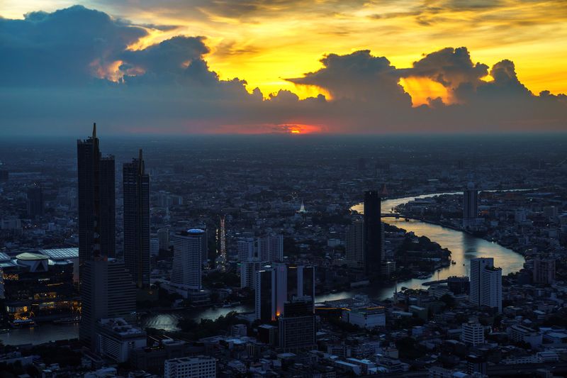 © Reuters. FILE PHOTO: The skyline with Chao Phraya River is photographed during sunset in Bangkok, Thailand, June 2, 2021. REUTERS/Athit Perawongmetha/File Photo