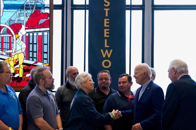 &copy; Reuters. FILE PHOTO: U.S. President Joe Biden meets with steelworkers at United Steel Workers headquarters in Pittsburgh, Pennsylvania, U.S., April 17, 2024. REUTERS/Elizabeth Frantz/File Photo