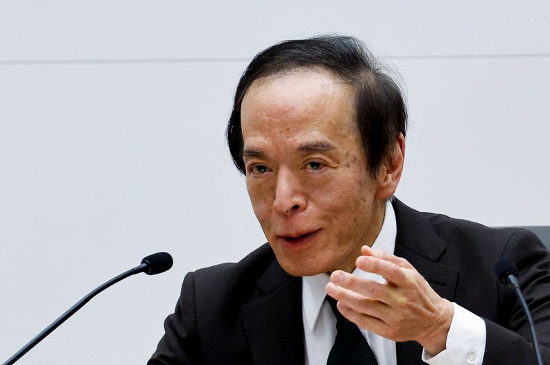 © Reuters. FILE PHOTO: Bank of Japan Governor Kazuo Ueda gestures as he speaks during a press conference after a policy meeting at BOJ headquarters, in Tokyo, Japan March 19, 2024. REUTERS/Kim Kyung-Hoon/File Photo