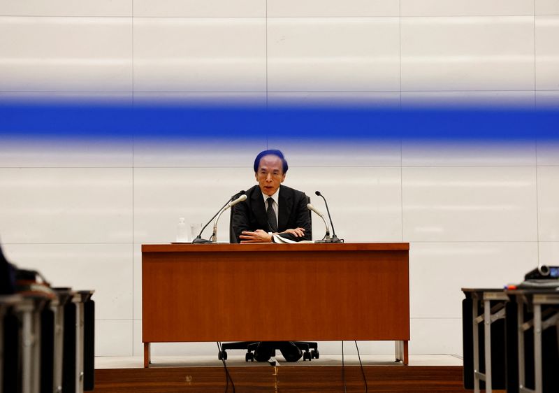 &copy; Reuters. Il governatore della Banca del Giappone Kazuo Ueda durante una conferenza stampa a Tokyo, Giappone, 14 giugno 2024. REUTERS/Kim Kyung-Hoon