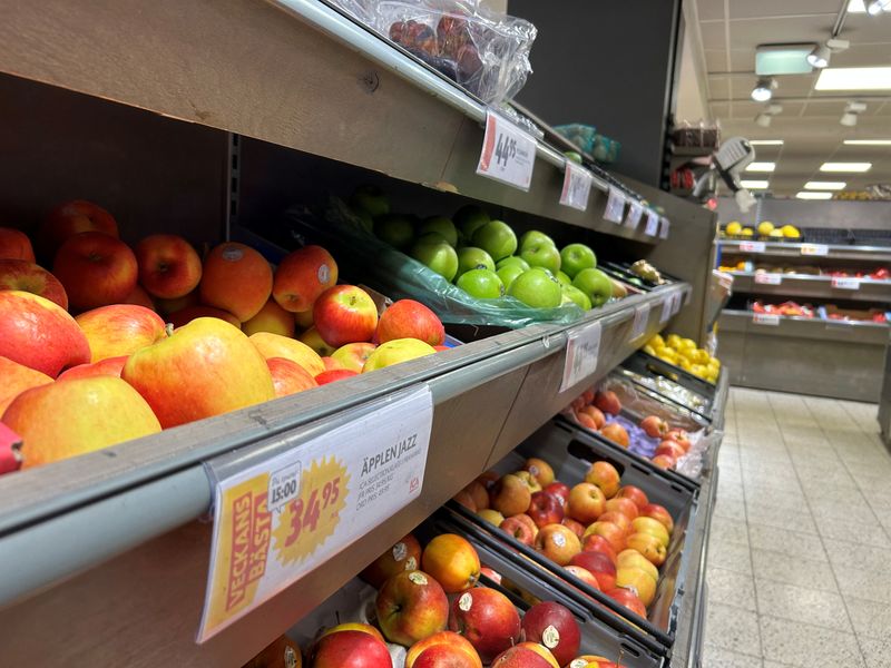 © Reuters. FILE PHOTO: Groceries are displayed at an Ica shop in Stockholm, Sweden June 25, 2023. REUTERS/Marie Mannes/File Photo