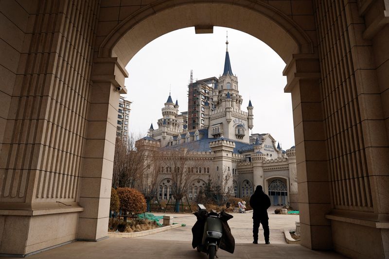 © Reuters. A security guard stands outside an unfinished residential development by China Evergrande Group in the outskirts of Shijiazhuang, Hebei province, China February 1, 2024. REUTERS/Tingshu Wang/file photo