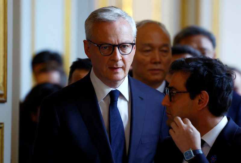 &copy; Reuters. Il ministro francese dell'Economia, delle Finanze, dell'Industria e della Sicurezza digitale Bruno Le Maire e il ministro francese degli Affari esteri ed europei Stephane Sejourne arrivano per assistere alla dichiarazione congiunta del presidente francese