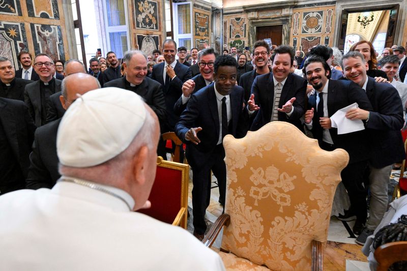 &copy; Reuters. Papa Francisco em encontro com comediantes no Vaticanon 14/6/202  Divulgação via REUTERS