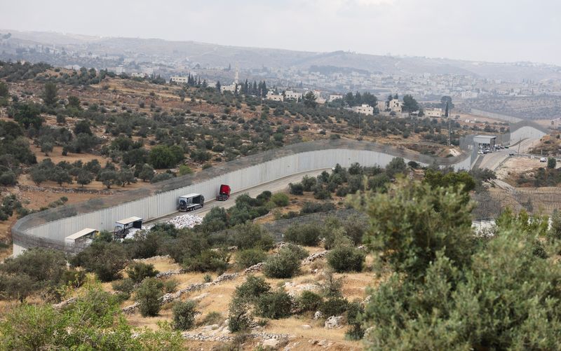 &copy; Reuters. A view of trucks carrying aid to Gaza that were stopped after they were damaged by Israeli settlers near a checkpoint near Hebron in the Israeli-occupied West Bank May 14,2024. REUTERS/Mussa Qawasma/ File Photo