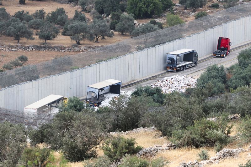 © Reuters. A view of trucks carrying aid to Gaza that were stopped after they were damaged by Israeli settlers near a checkpoint near Hebron in the Israeli-occupied West Bank May 14,2024. REUTERS/Mussa Qawasma/ File Photo