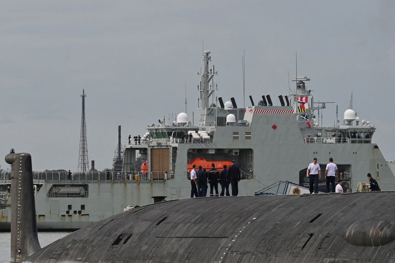 © Reuters. The crew of the Russian nuclear-powered cruise missile submarine Kazan watch the Canadian navy patrol boat HMCS Margaret Brooke passing by as it enters Havana’s bay, Cuba, June 14, 2024. REUTERS/Stringer