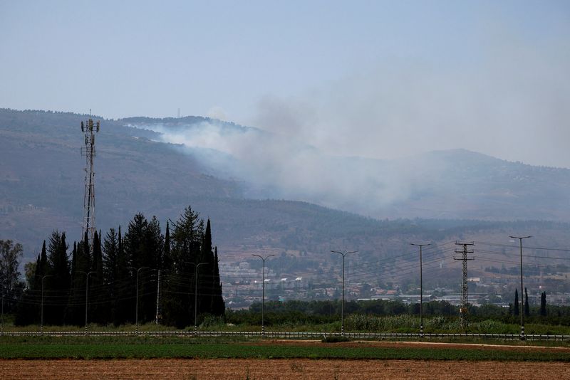 © Reuters. Smoke rises, amid ongoing cross-border hostilities between Hezbollah and Israeli forces, in Kiryat Shmona, northern Israel, June 14, 2024. REUTERS/Ammar Awad