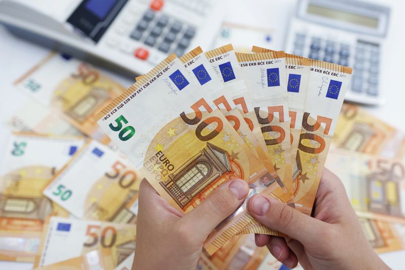 &copy; Reuters. Una donna tiene in mano delle banconote in euro. REUTERS/Dado Ruvic