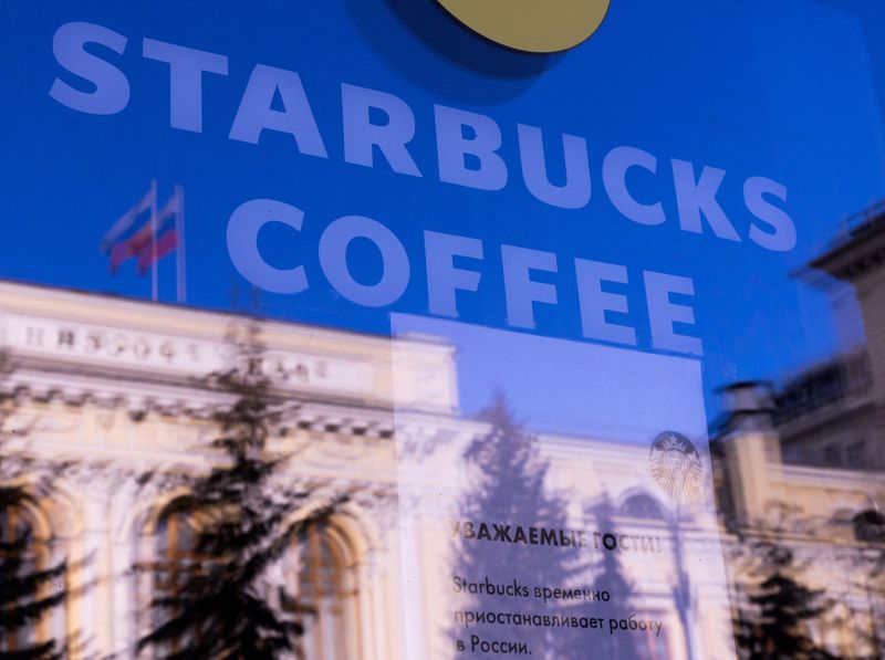 &copy; Reuters. FILE PHOTO: Logo at a closed Starbucks cafe is seen with reflection of the Central Bank of Russia in central Moscow, Russia March 15, 2022. REUTERS/Maxim Shemetov/File Photo