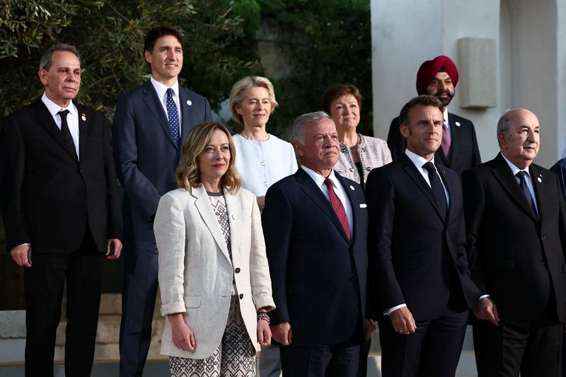 © Reuters. Italy's Prime Minister Giorgia Meloni, French President Emmanuel Macron, Canada's Prime Minister Justin Trudeau, Jordan's King Abdullah, Algeria's President Abdelmadjid Tebboune, World Bank President Ajay Banga, European Commission President Ursula von der Leyen and Managing director of the International Monetary Fund (IMF) Kristalina Georgieva and pose for a family photo on the second day of the G7 summit at the Borgo Egnazia resort, in Savelletri, Italy June 14, 2024. REUTERS/Guglielmo Mangiapane