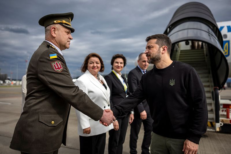 &copy; Reuters. O presidente ucraniano, Volodymyr Zelenskiy, é recebido por um oficial militar ucraniano, o vice-chefe do Protocolo Suíço, Manuel Irman, e a embaixadora ucraniana na Suíça, Iryna Venediktova, ao chegar ao aeroporto de Zurique, Suíça para participar