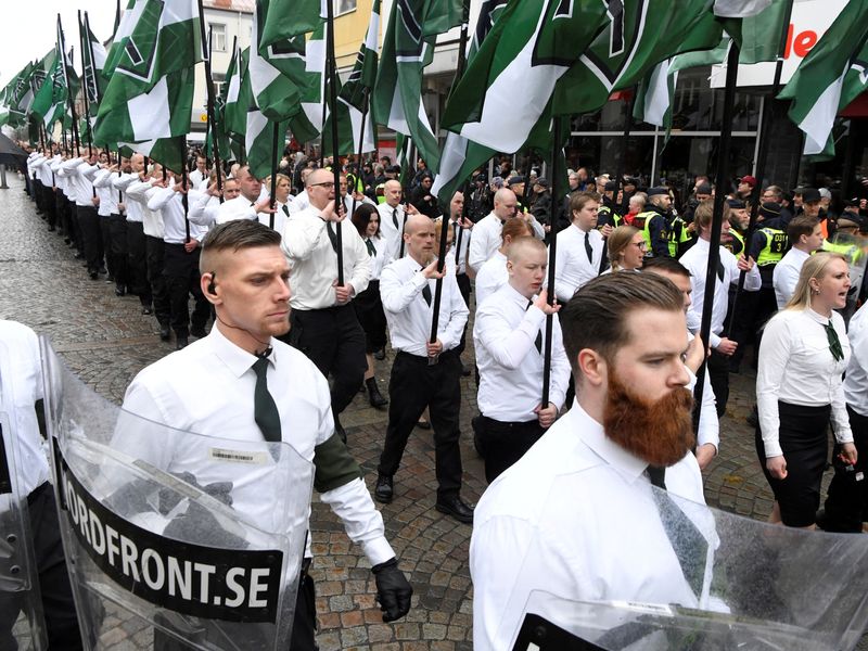 &copy; Reuters. Membros do Movimento de Resistência Nórdico marcham pela cidade de Ludvika, na Suécian01/05/2018nUlf Palm/TT News Agency/via REUTERS