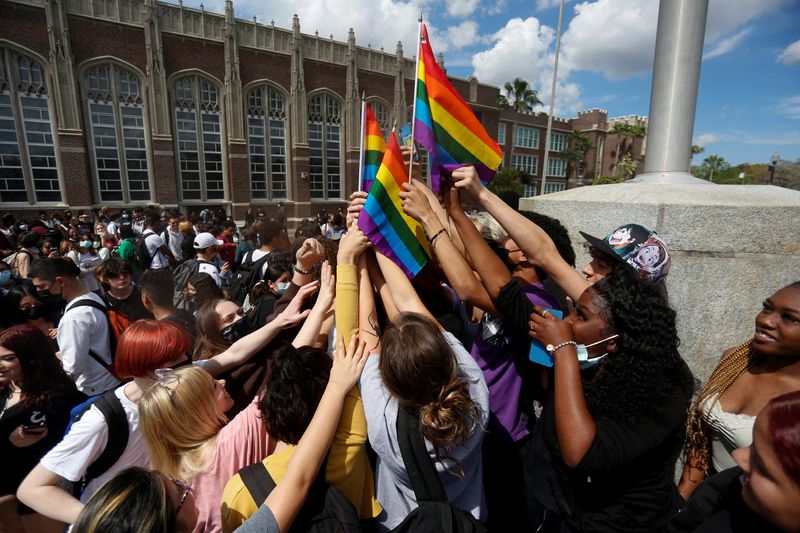 &copy; Reuters. Estudantes de escola do ensino médio protestam contra projeto de lei que propõe a proibição de discussões sobre orientação sexual e identidade de gênero em Tampa, Flórida, EUAn03/03/2022nREUTERS/Octavio Jones