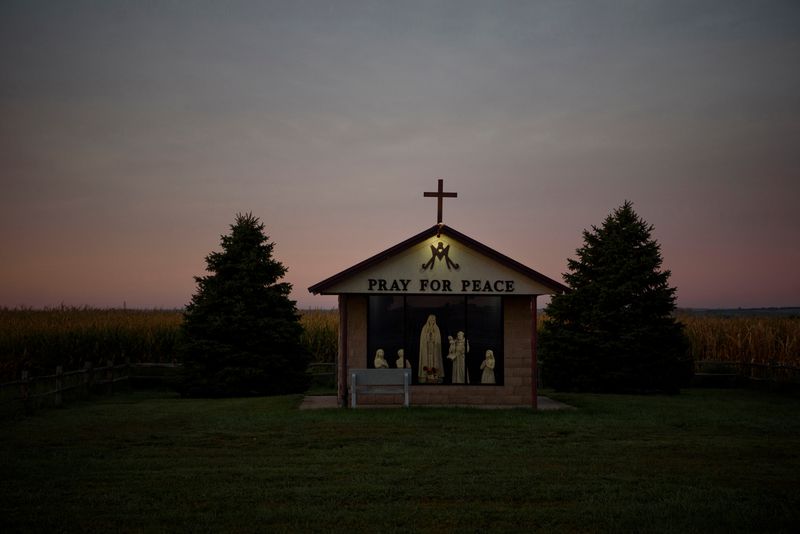 &copy; Reuters. Sol nasce atrás de um monumento católico perto de Wagner, Estado da Dakota do Suln09/09/2021nREUTERS/Callaghan O'Hare