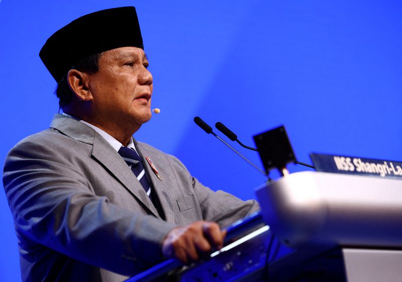 © Reuters. FILE PHOTO: Indonesia’s Defence Minister and President-elect Prabowo Subianto speaks at the Shangri-La Dialogue in Singapore June 1, 2024. REUTERS/Edgar Su/File Photo