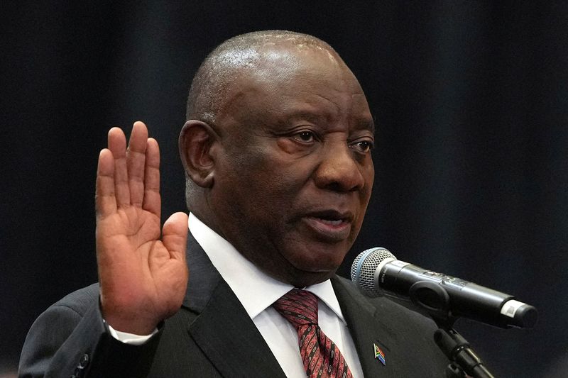 © Reuters. South African President Cyril Ramaphosa is sworn into the National Assembly during the first sitting of the National Assembly following elections at the Cape Town International Convention Center (CTICC) in Cape Town, South Africa, June 14, 2024. REUTERS/Nic Bothma