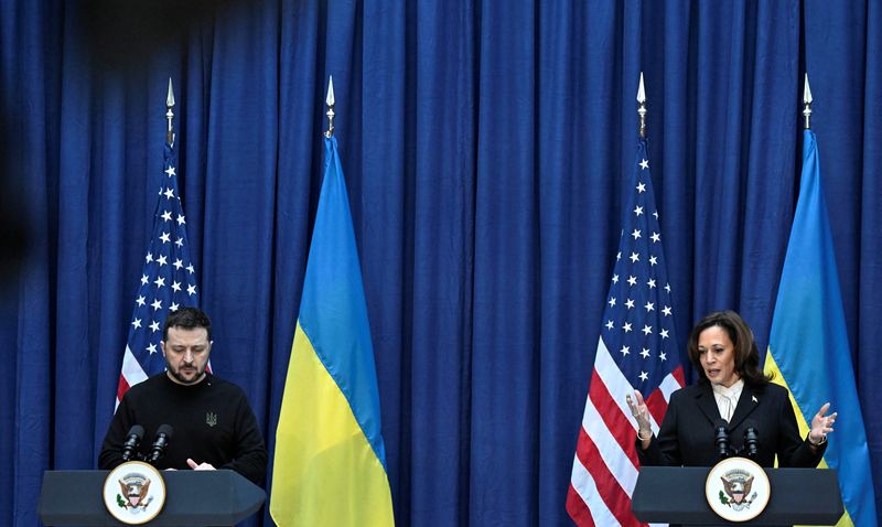 © Reuters. FILE PHOTO: Ukrainian President Volodymyr Zelenskiy and U.S. Vice President Kamala Harris attend a joint press conference during the Munich Security Conference (MSC) in Munich, southern Germany on February 17, 2024. Tobias SCHWARZ/Pool via REUTERS/File Photo