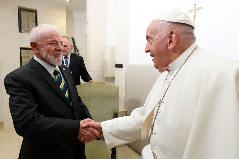 &copy; Reuters. Lula com o papa Francisco após evento do G7n14/06/2024nVatican Media/­Handout via REUTERS