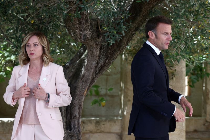 © Reuters. FILE PHOTO: French President Emmanuel Macron walks next to Italy's Prime Minister Giorgia Meloni on the first day of the G7 summit, at the Borgo Egnazia resort, in Savelletri, Italy June 13, 2024. REUTERS/Guglielmo Mangiapane/File Photo