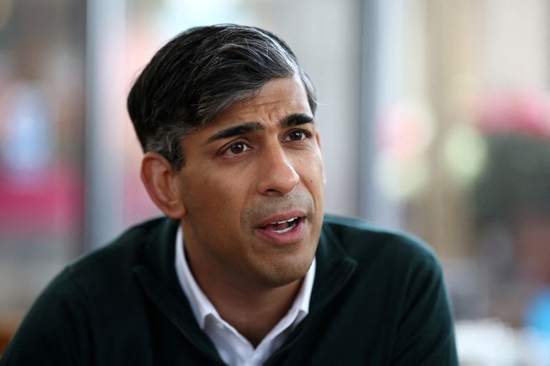 &copy; Reuters. FILE PHOTO: British Prime Minister and Conservative Party leader, Rishi Sunak chats with members of the media at a garden centre in Crawley, Britain, June 10, 2024, ahead of a campaign event in the build-up to the UK general election on July 4. HENRY NICH