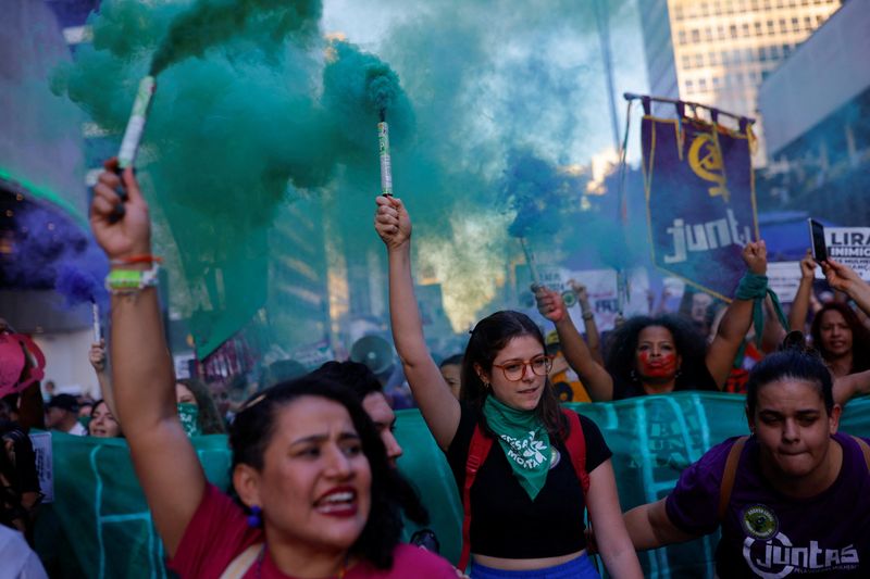 &copy; Reuters. Women protest against bill 1904/2024 that would equate abortion carried out in Brazil after 22 weeks of pregnancy with the crime of murder, in Sao Paulo, Brazil, June 15, 2024. REUTERS/Amanda Perobelli