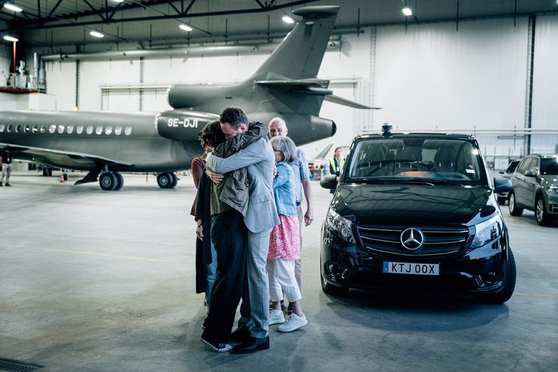 © Reuters.  Johan Floderus, after being imprisoned in Iran, reunites with his family at Arlanda Airport, in Stockholm, Sweden June 15, 2024. TT News Agency / Tom Samuelsson / Regeringkansliet via REUTERS