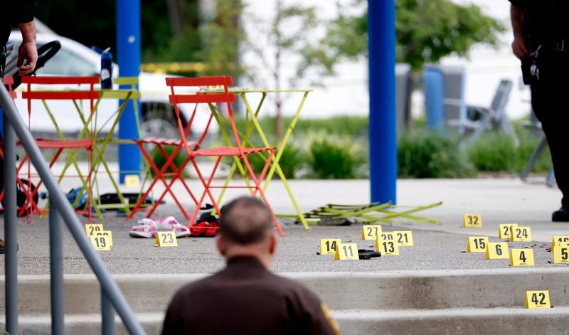 © Reuters. Evidence markers indicate the position of spent shell casings following a mass shooting at the Brooklands Plaza Splash Pad in Rochester Hills, Michigan, U.S. June 15, 2024.  Eric Seals/USA Today Network via REUTERS